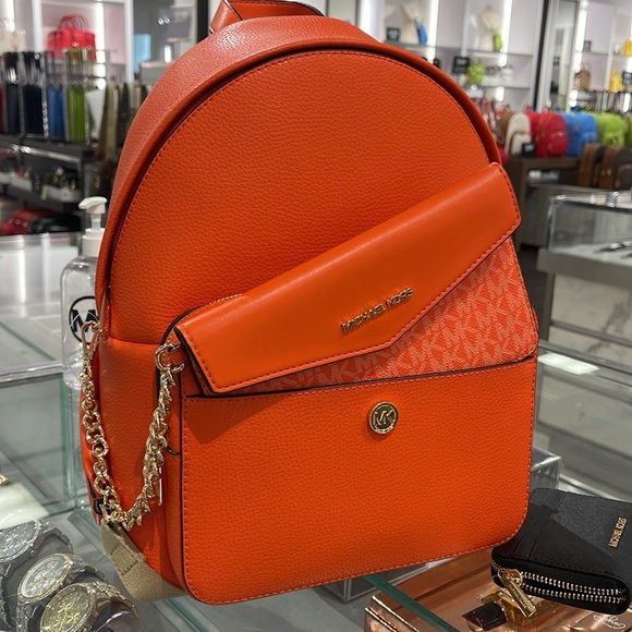 MICHAEL KORS
Maisie Medium Pebbled Leather 2-in-1 Backpack
Poppy
NWT - Picture 13 of 16